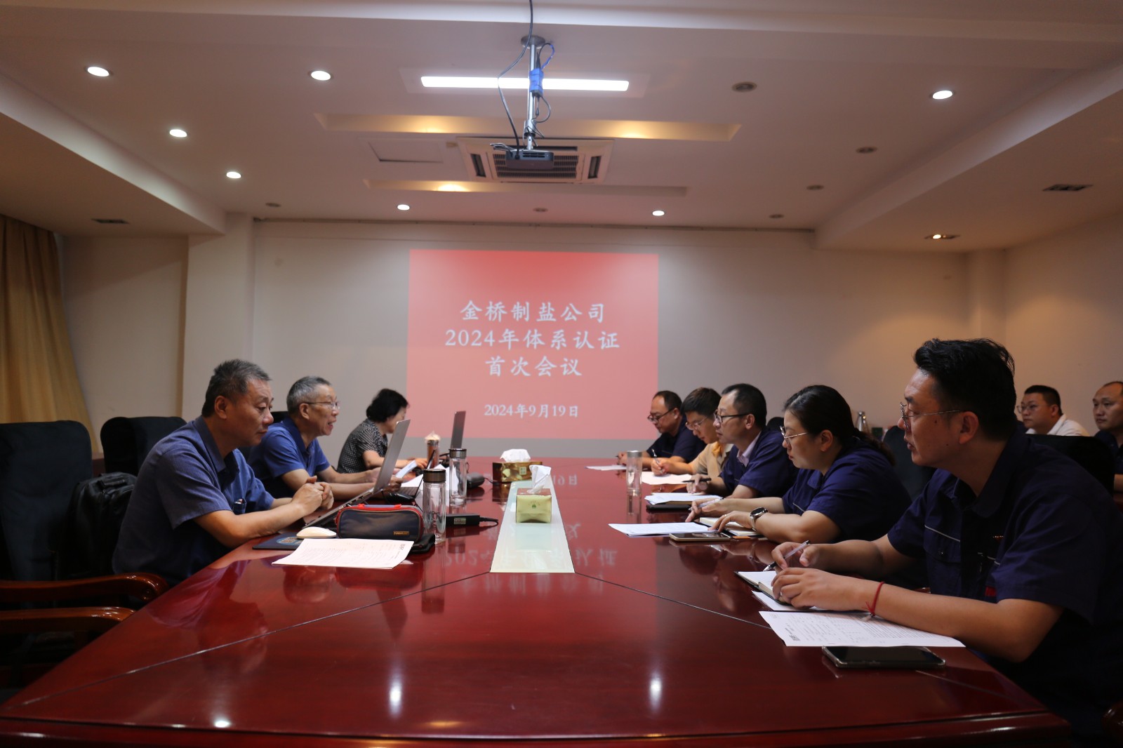 近日，金橋制鹽公司通過北京世標(biāo)認(rèn)證中心審核，給予食品安全管理體系、環(huán)境管理體系和職業(yè)健康安全管理體系認(rèn)證“保持認(rèn)證資格”的監(jiān)督審核結(jié)論，給予質(zhì)量管理體系認(rèn)證“再次注冊”的再認(rèn)證審核結(jié)論。通過審核，是對公司精細(xì)化管理成果的檢驗，促進(jìn)公司內(nèi)控管理水平持續(xù)提升。（李曉月）
